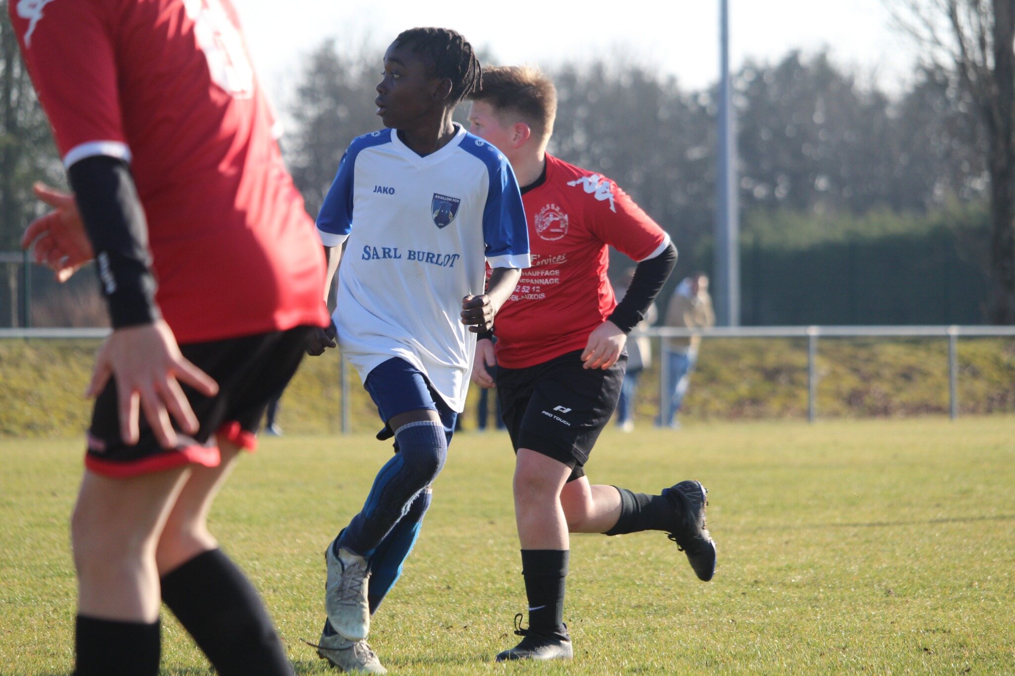 Jeune joueur de l’AFCO en situation de match