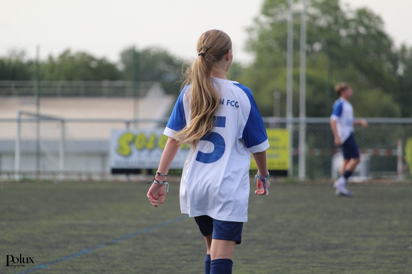 Jeune joueuse de l’AFCO sur le terrain