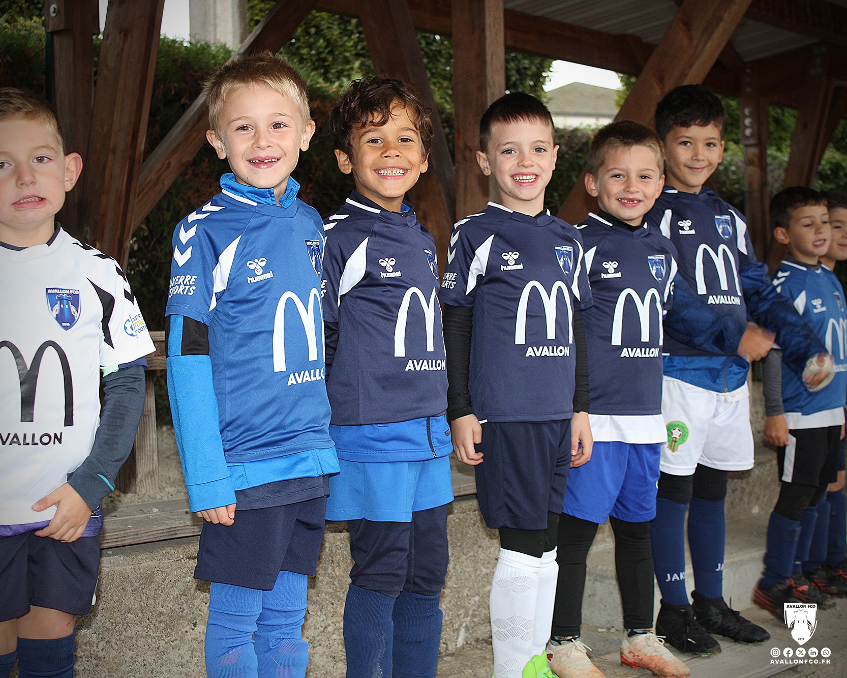 Les jeunes Olympiens présentent leurs nouveaux maillots McDonald’s au Stade Léon Laurent