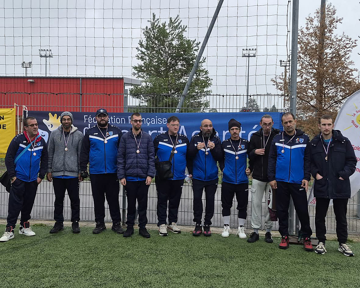 Les joueurs de Sport Adapté de l’AFCO réunis avec leurs médailles à Besançon