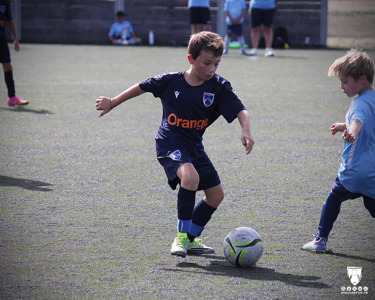 Un joueur U11 de l’AFCO en conduite de balle