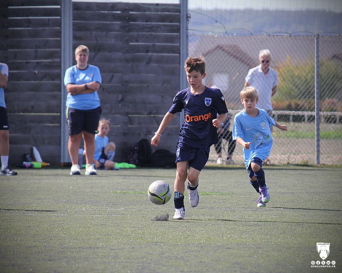 Un joueur U11 de l’AFCO en action au Stade Léon Laurent