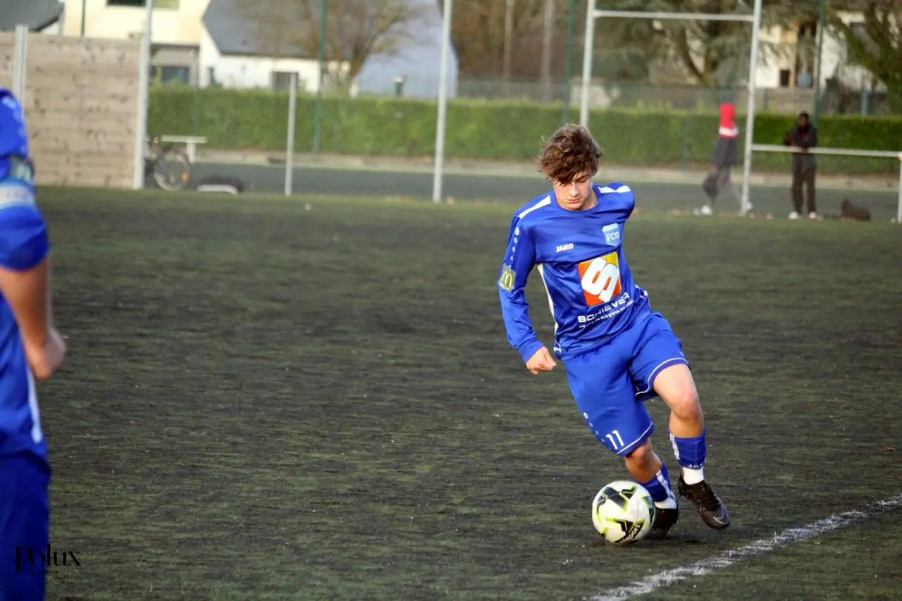 Un joueur U18 de l’AFCO maîtrise le ballon